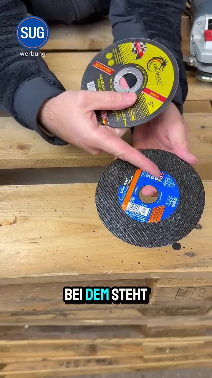 Die Etiketten beider 125-mm-Trennscheiben im direkten Vergleich: PFERD und die günstige Scheibe.