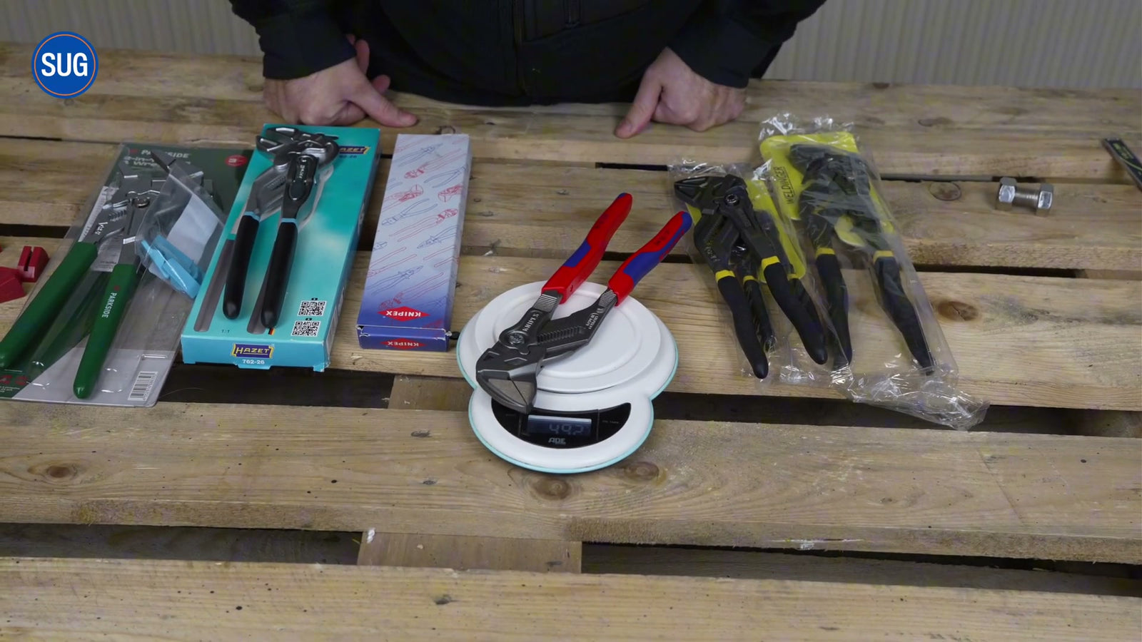 Der Knipex-Zangenschlüssel auf einer Küchenwaage (491–492 g).