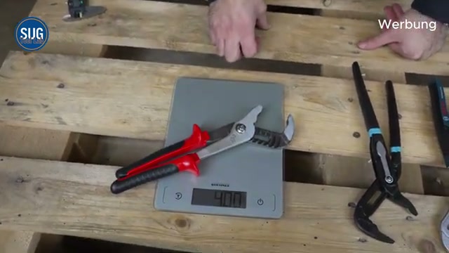Die Top-Tools-Zange auf einer digitalen Küchenwaage; das Display zeigt 400 g.