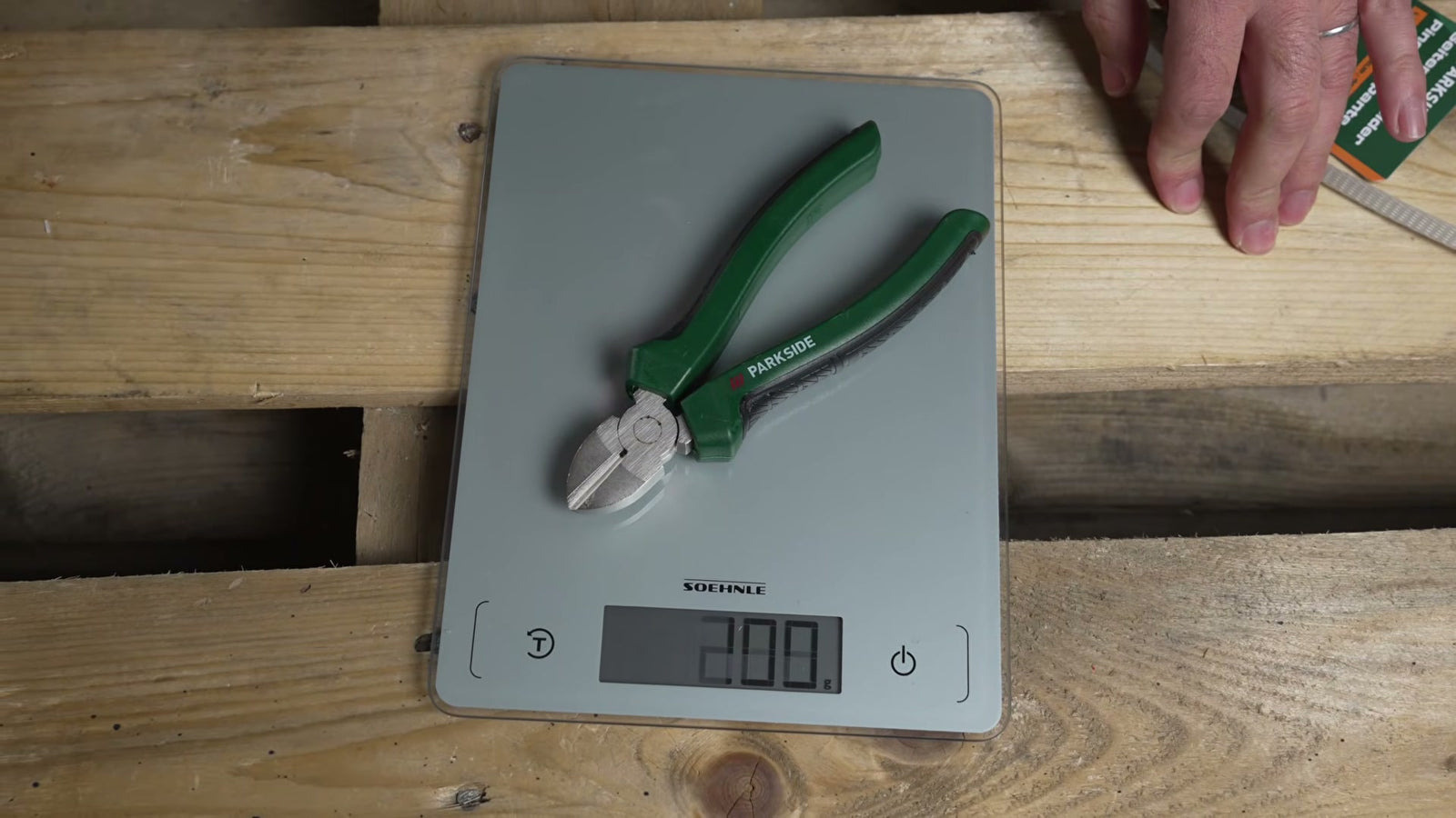 Der Parkside-Seitenschneider auf einer Küchenwaage (rund 200 g).