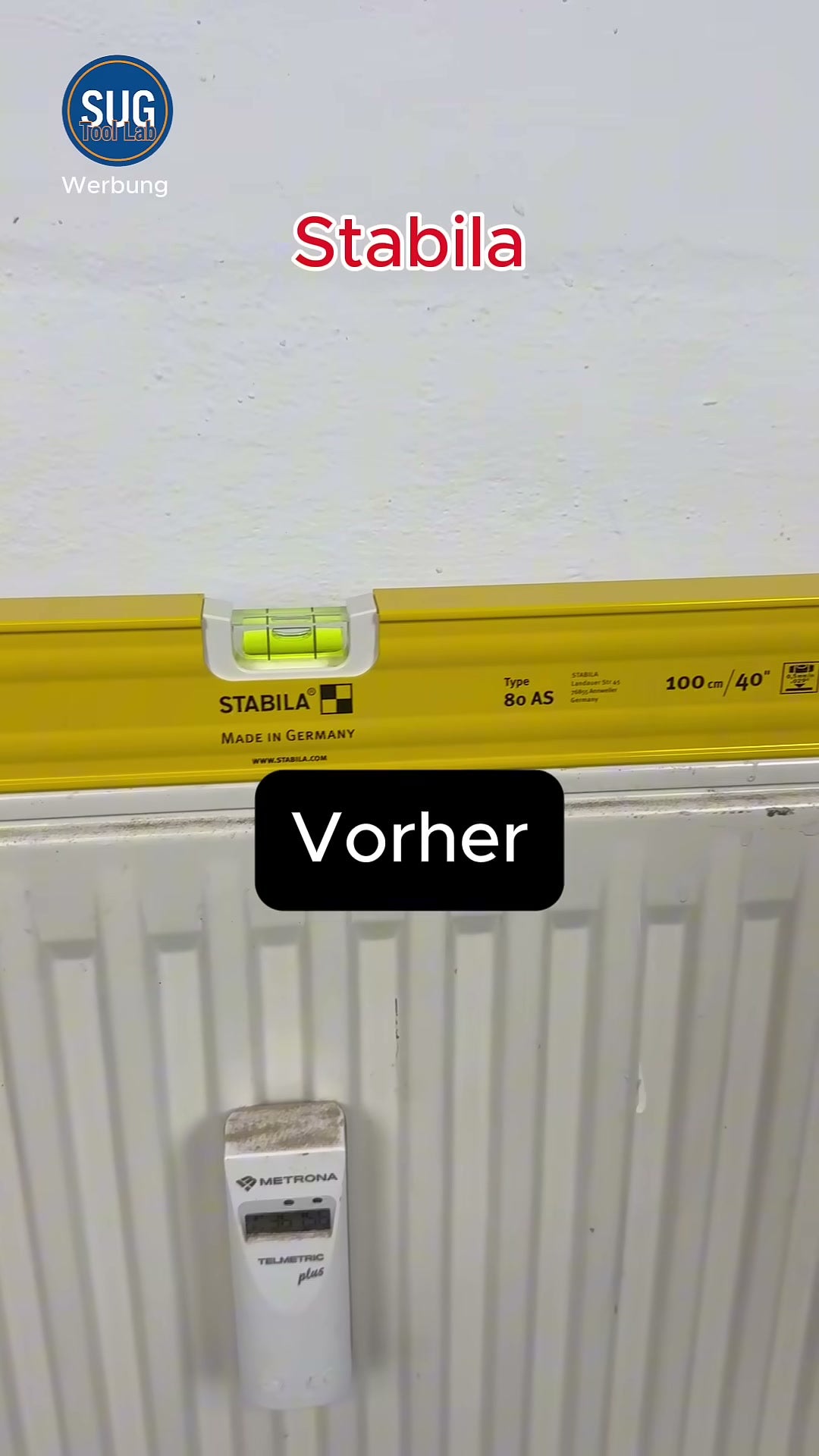 Nahaufnahme des Etiketts der gelben Stabila-Wasserwaage: „STABILA, Type 80 AS, Made in Germany, 100 cm/40 Zoll“; die Waage liegt auf einem Heizkörper.