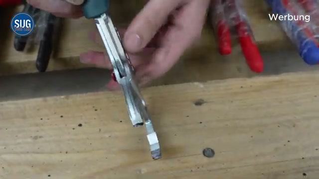 Nahaufnahme von Zahnschäden an günstigen Wasserpumpenzangen nach dem Belastungstest.