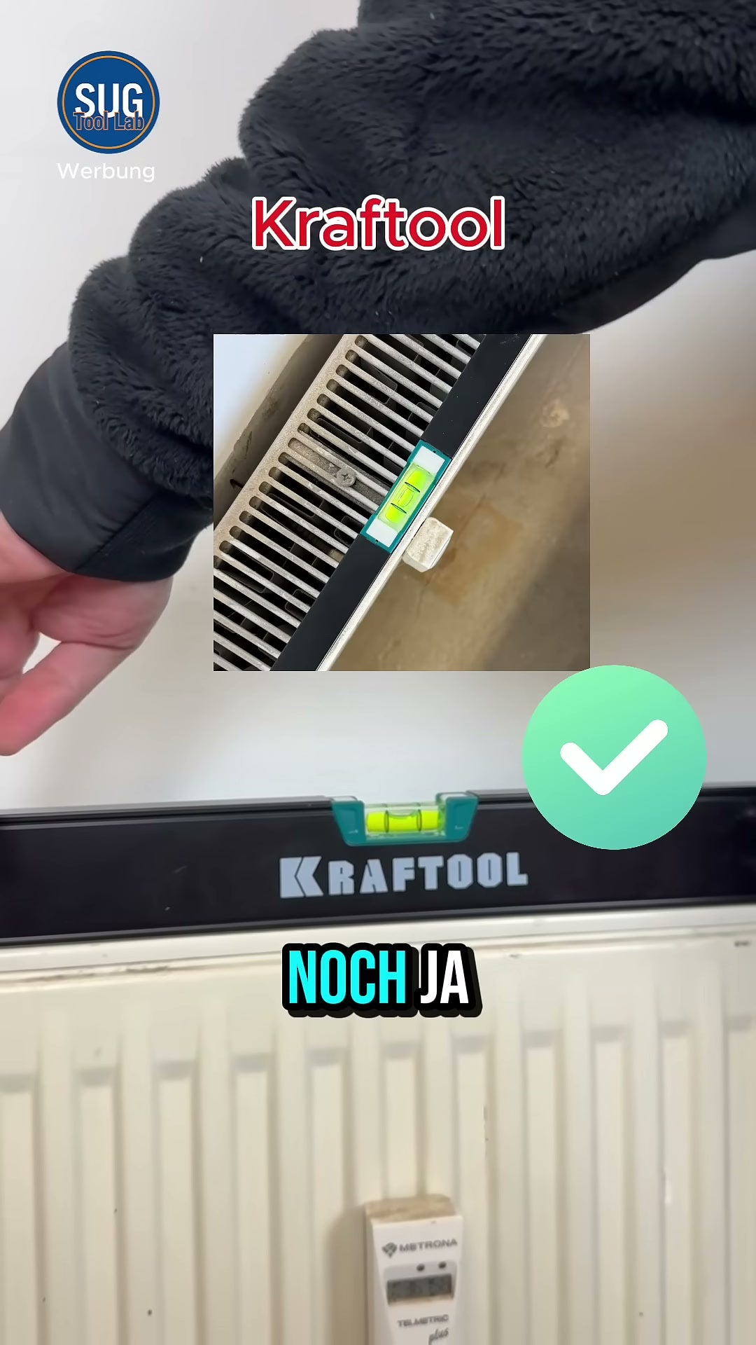 Die schwarze Kraftool-Wasserwaage auf einem Heizkörper mit einer Detaileinblendung der Libelle und einem grünen Häkchen; Untertitel „noch ja“.