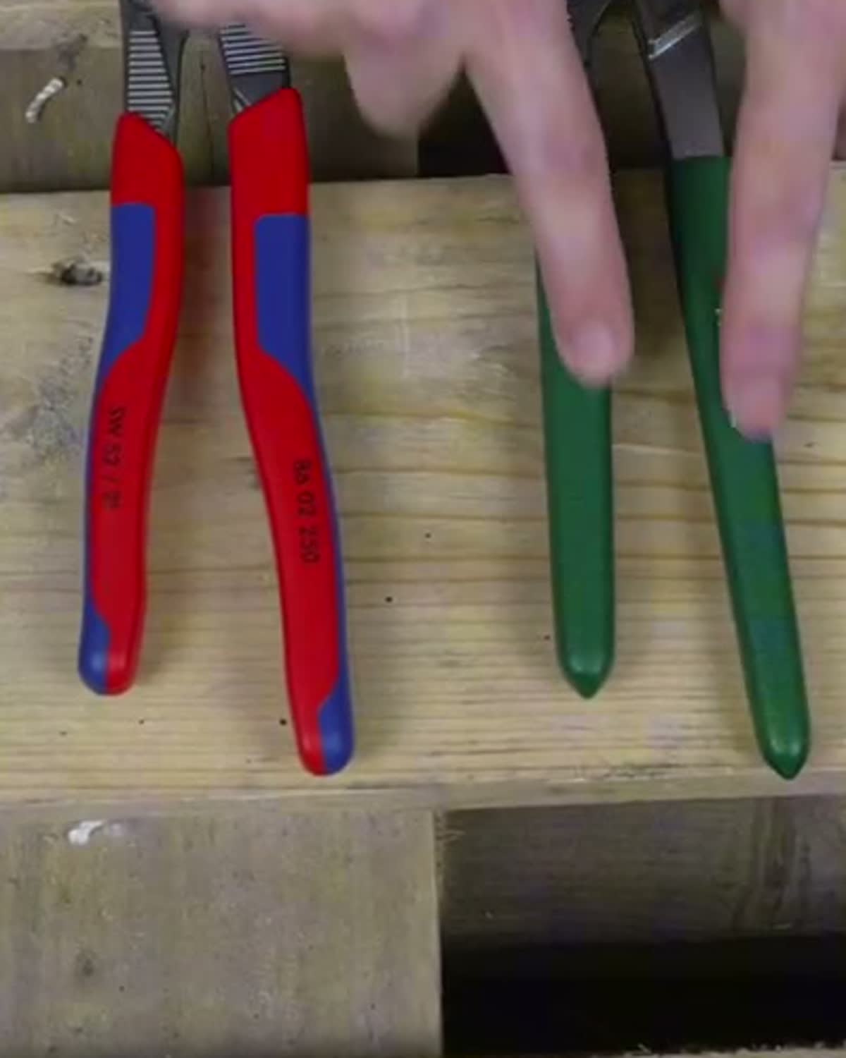 Nahaufnahme des Knipex-Griffaufdrucks „86 02 250