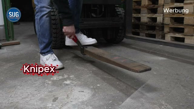 Belastungstest an der Knipex Cobra, die Zange ist fixiert.