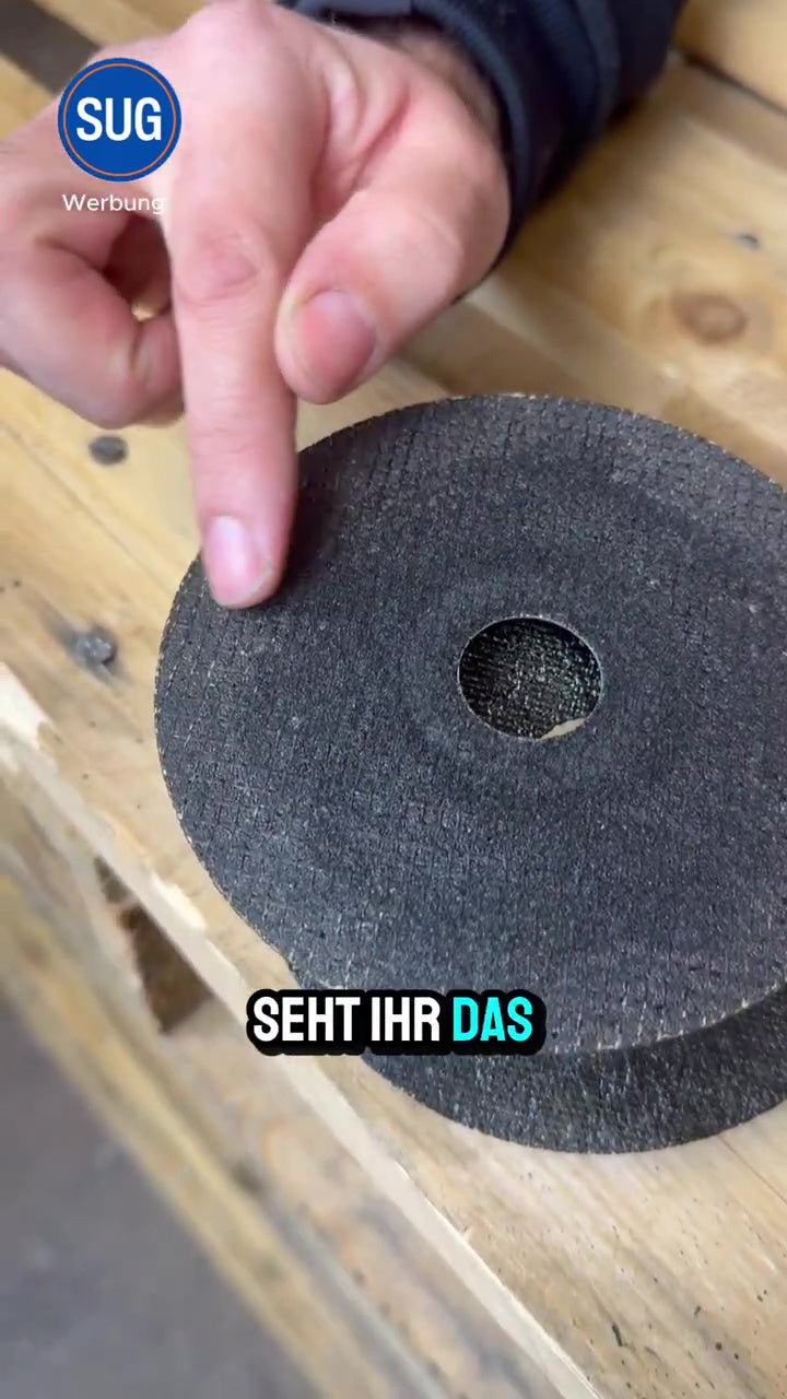 Sichtbarer Harzabtrag und freiliegende Fasern am Lochrand der günstigen Scheibe nach drei Schnitten.