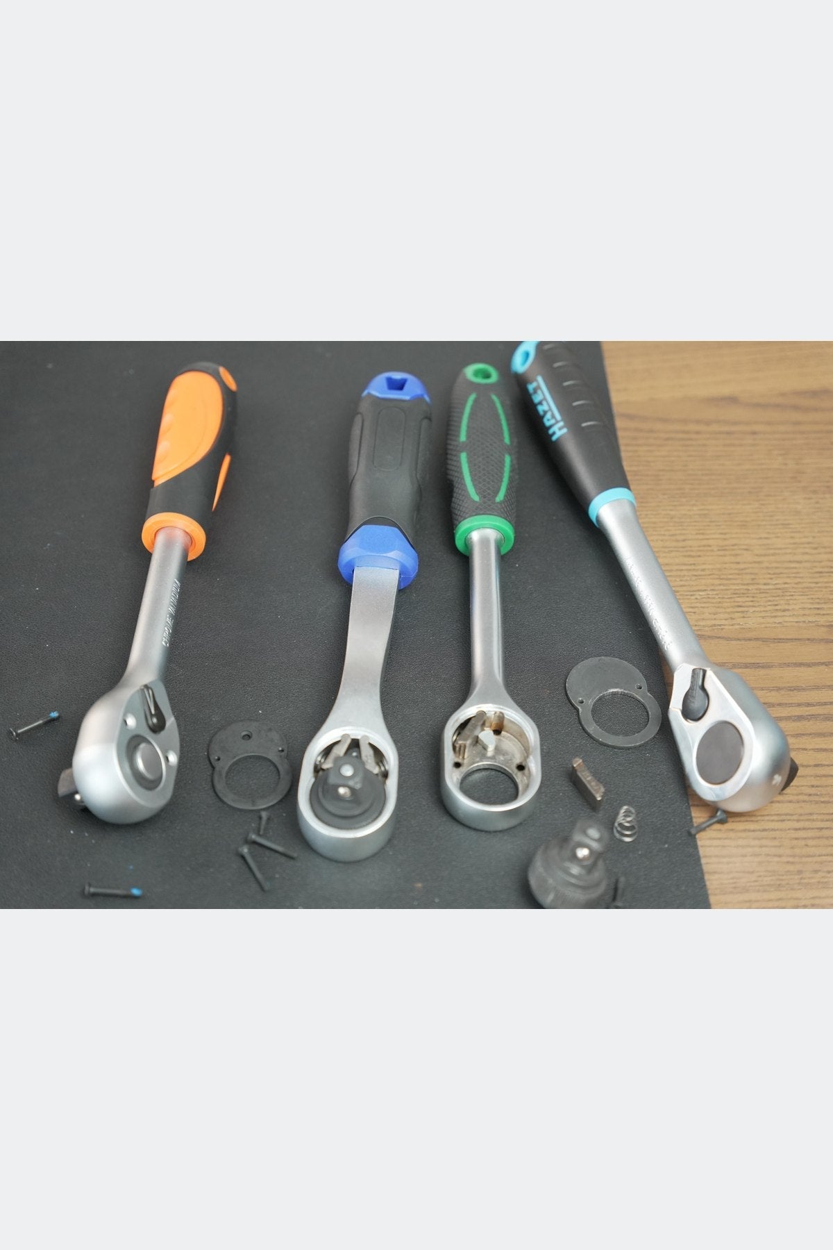 Vier Ratschen mit geöffneter Mechanik nebeneinander im Vergleich.