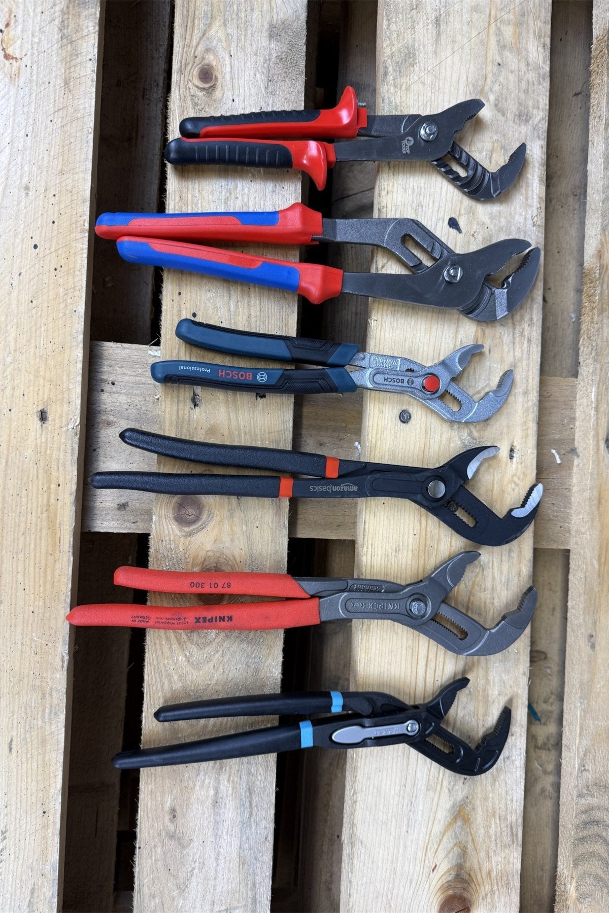 Sechs Wasserpumpenzangen untereinander im Vergleich: Knipex, Hazet, Bosch, Amazon Basics und günstige Modelle.