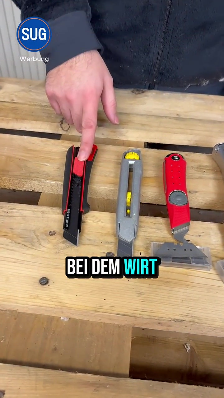 Die vier getesteten Cuttermesser nebeneinander auf dem Testtisch mit eingeblendeter Preisrunde.