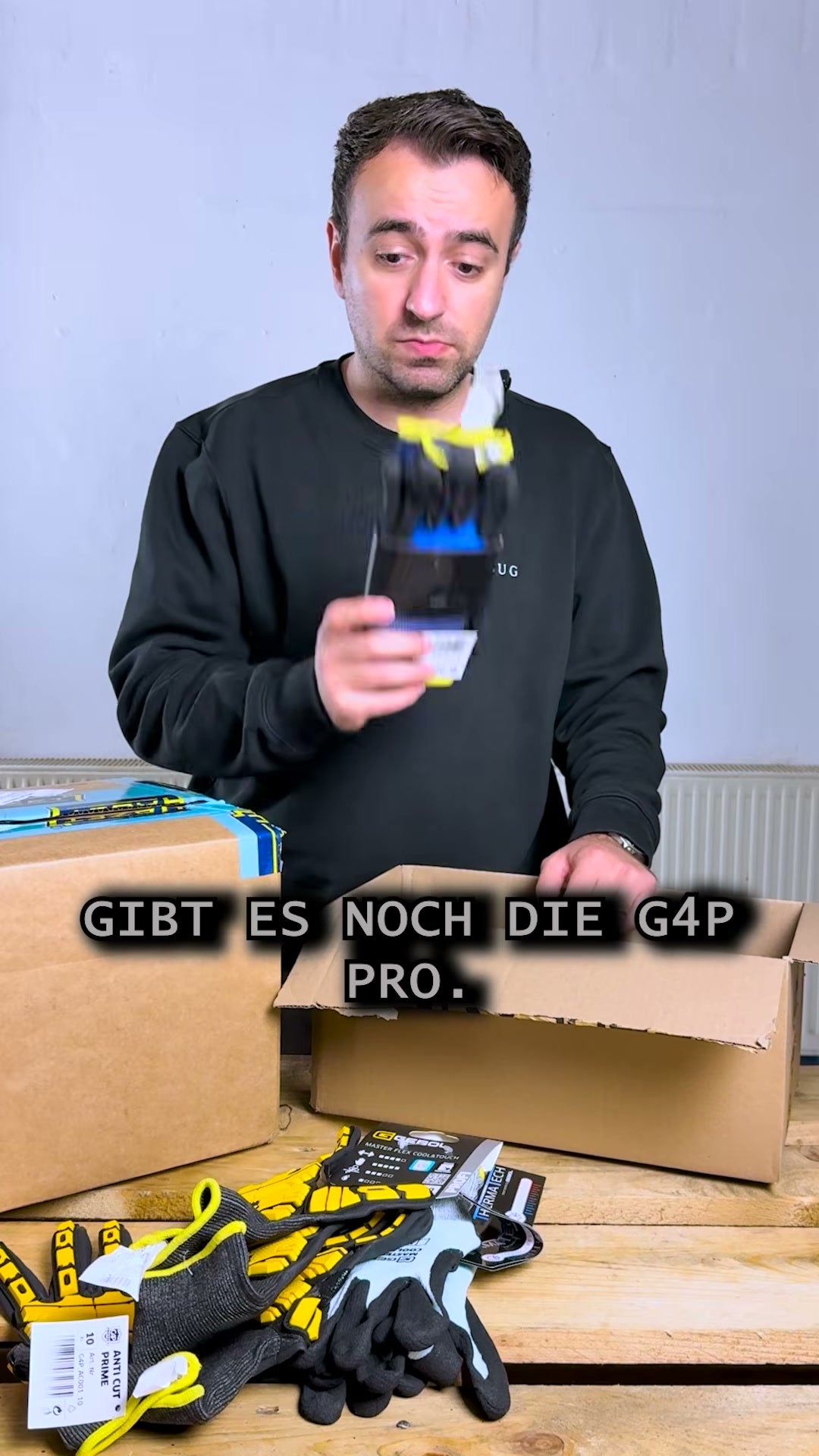 Auspacken der bereitgestellten Produkte mit lesbaren Etiketten, u. a. „Anti Cut Prime, Art. Nr. G4P AC001