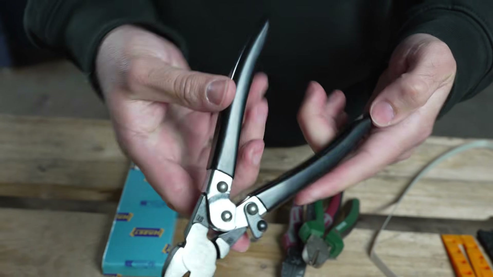 Die geöffnete Doppelgelenk-Hebelmechanik des Hazet-Seitenschneiders.