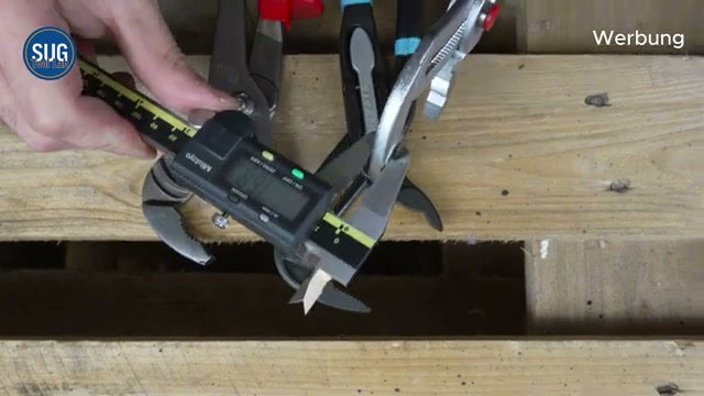 Messung einer Zangenbacke mit einem digitalen Messschieber (Mitutoyo).