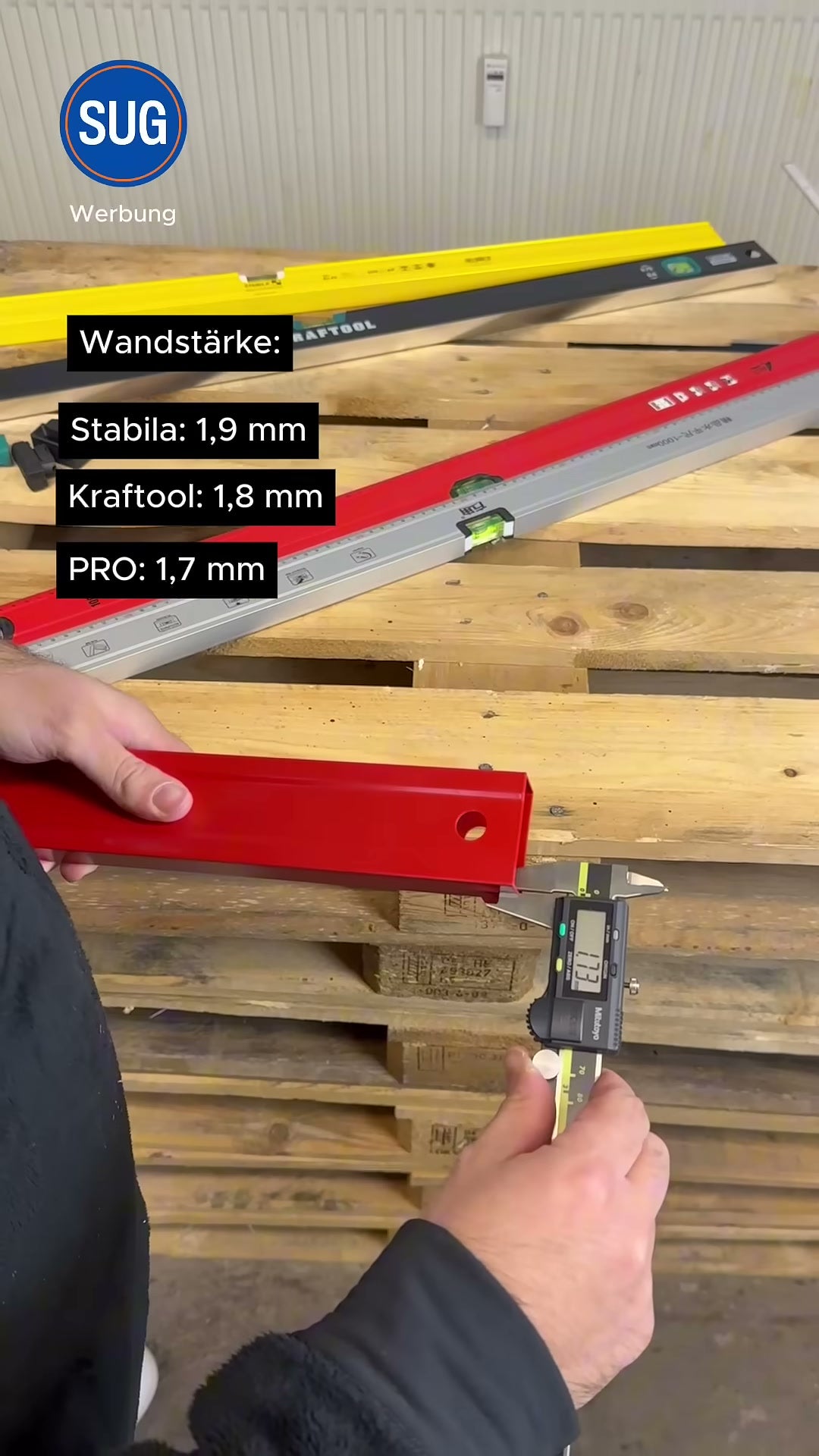 Ein digitaler Messschieber misst die Profilwandstärke einer roten Wasserwaage (Anzeige rund 1,7 mm); eingeblendete Tafel: Stabila 1,9 mm, Kraftool 1,8 mm, PRO 1,7 mm.