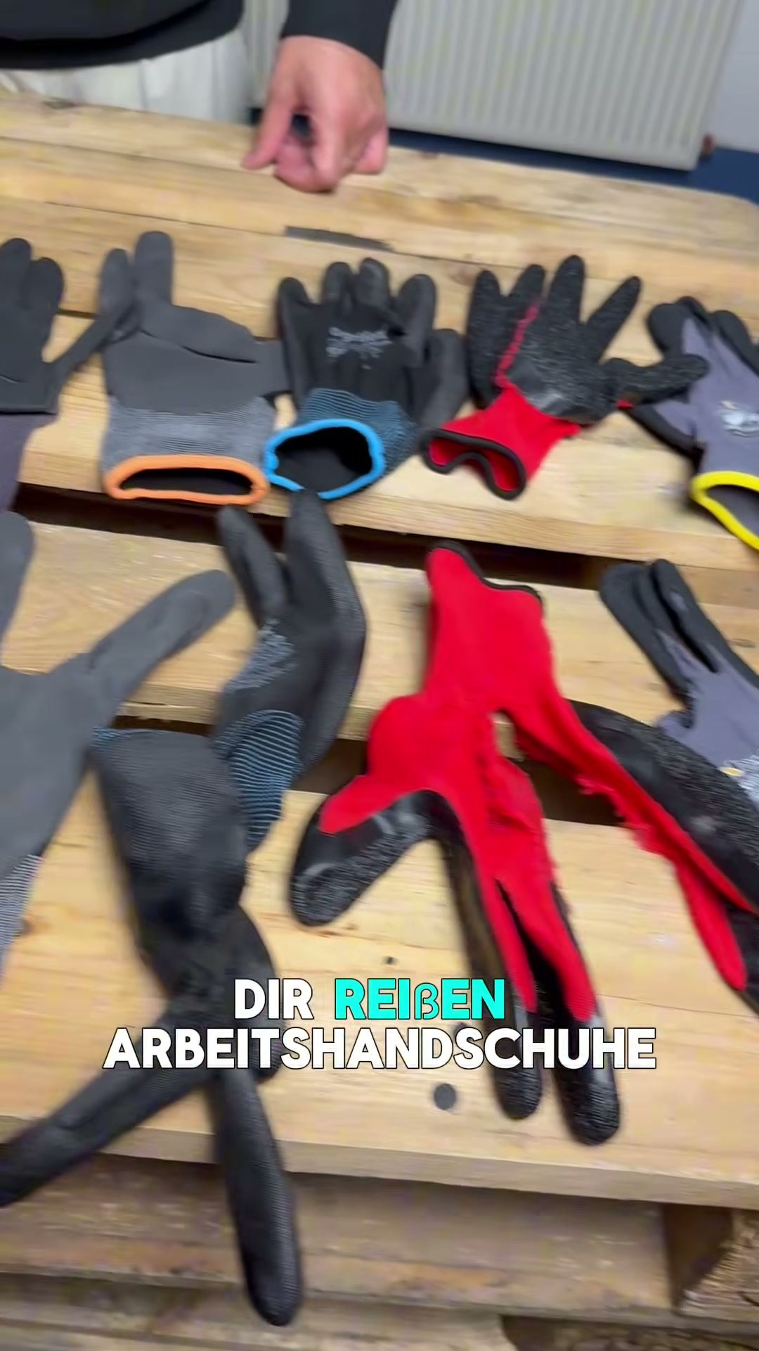 Die durchgerissenen Handschuhe nach dem Reißtest.