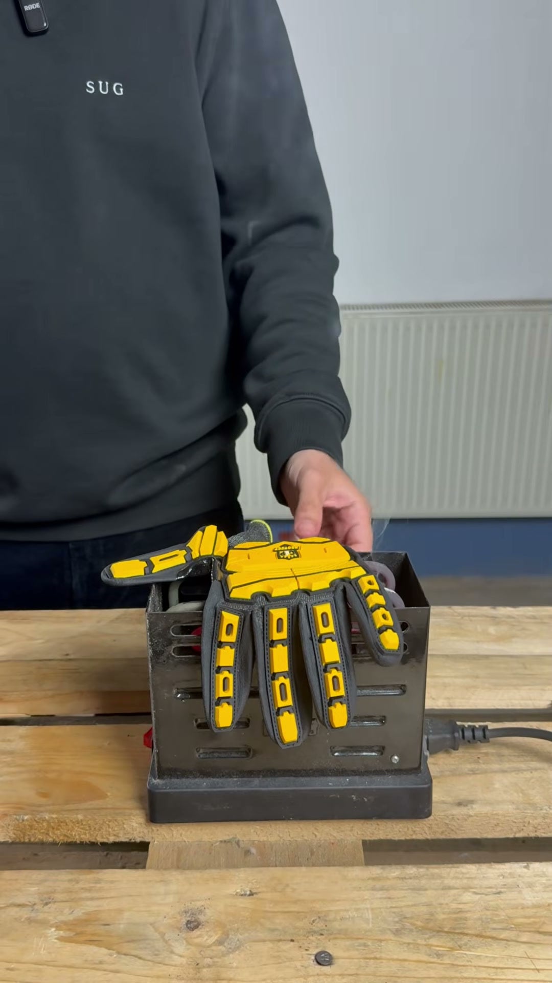 Hitzetest auf der Heizplatte mit dem G4P Anti Cut Prime; Rauchentwicklung ist sichtbar.