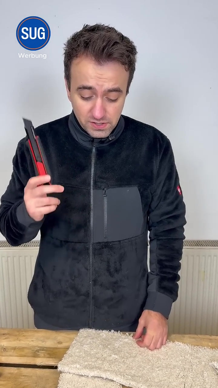 Schnitttest mit dem Würth-Messer beim Teppichverlegen.